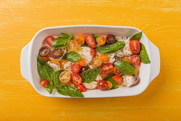 Insalata caprese classica, cucina vegetariana genuina