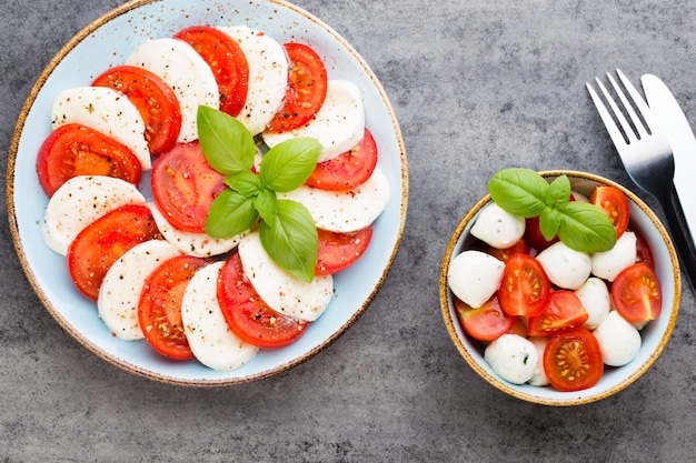 Insalata caprese classica. Mozzarella e Basilikum.