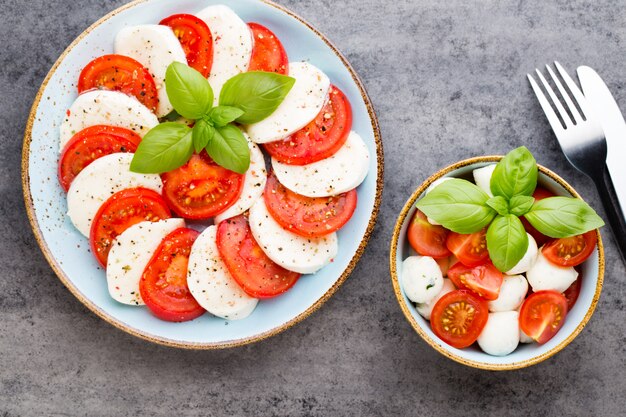 Insalata caprese classica sulla zolla