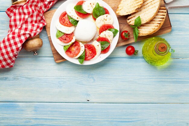 Insalata caprese con mozzarella, basilico e pomodorini dell'orto