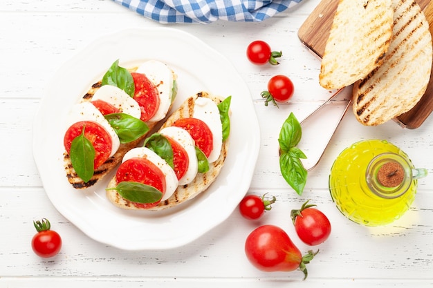 Insalata caprese con mozzarella, basilico e pomodorini dell'orto