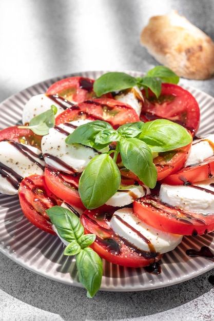 Insalata caprese con mozzarella pomodori a fette spezie e basilico fresco Cibo fatto in casa