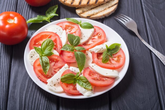 Insalata caprese con mozzarella, pomodoro e basilico