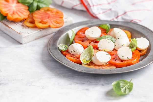 Insalata caprese con pomodori e palline di mozzarella