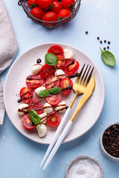 Insalata caprese con pomodorini e mozzarella