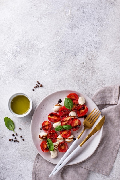 Insalata caprese con pomodorini e mozzarella