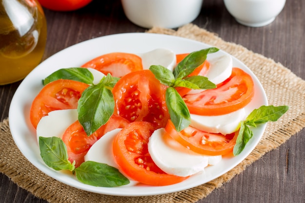 Insalata caprese con pomodoro, basilico, mozzarella.