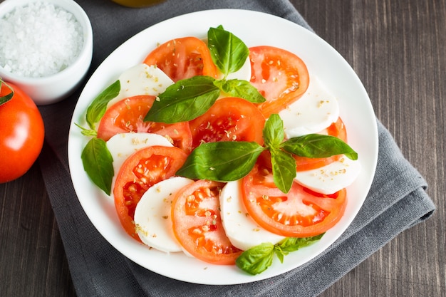 Insalata caprese con pomodoro, basilico, mozzarella.