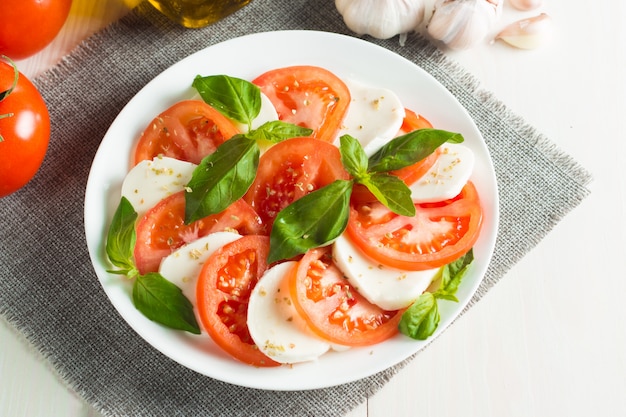 Insalata caprese con pomodoro, basilico, mozzarella.