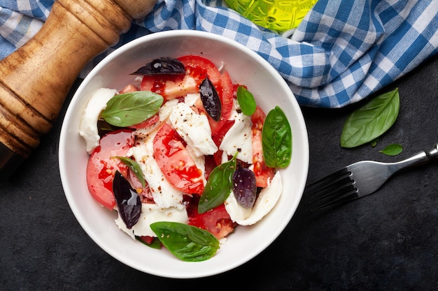 Insalata caprese con pomodoro fresco basilico e mozzarella