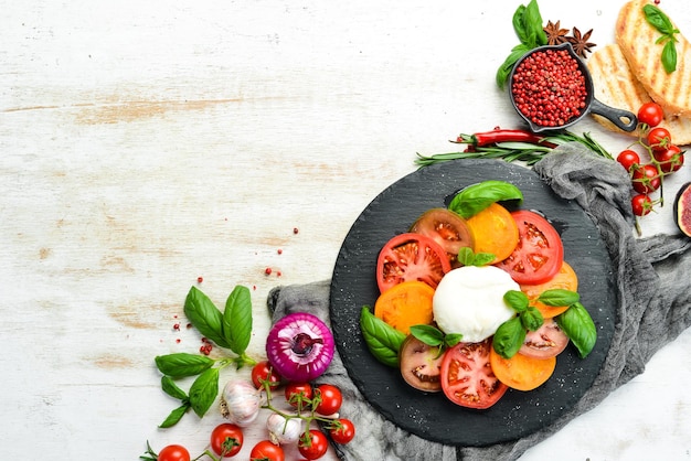 Insalata caprese con pomodoro fresco mozzarella e basilico Cibo italiano Vista dall'alto