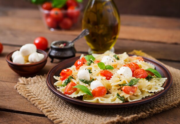 Insalata caprese con pomodoro, mozzarella e basilico