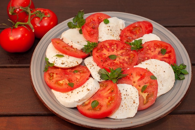 Insalata caprese di pomodoro e mozzarella con salsa