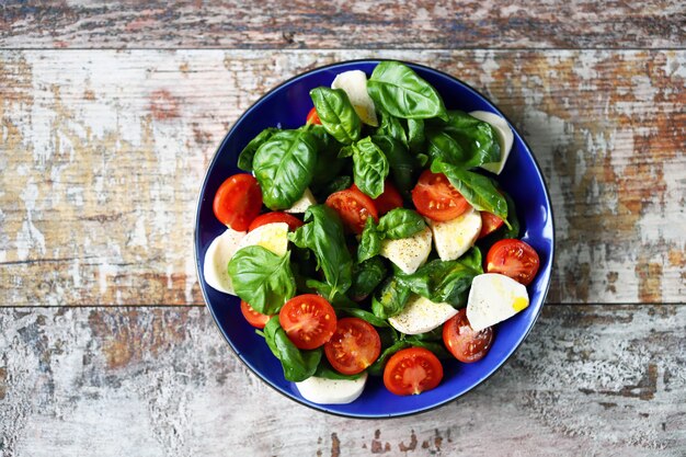 Insalata caprese fresca con pomodorini.