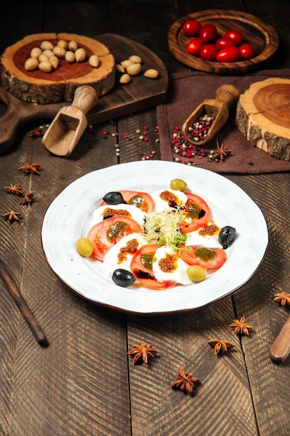 Insalata caprese gourmet su un piatto bianco