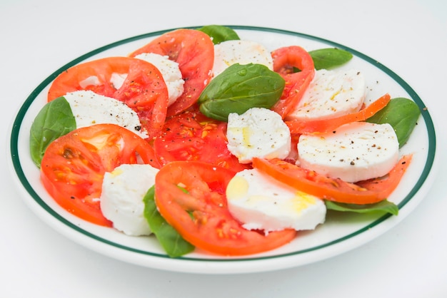 Insalata caprese in superficie bianca