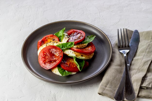 Insalata caprese italiana con mozzarella e pomodori. Bianca. Cibo salutare.