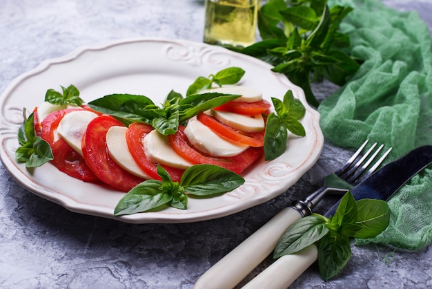 Insalata caprese italiana con mozzarella, pomodori e basilico