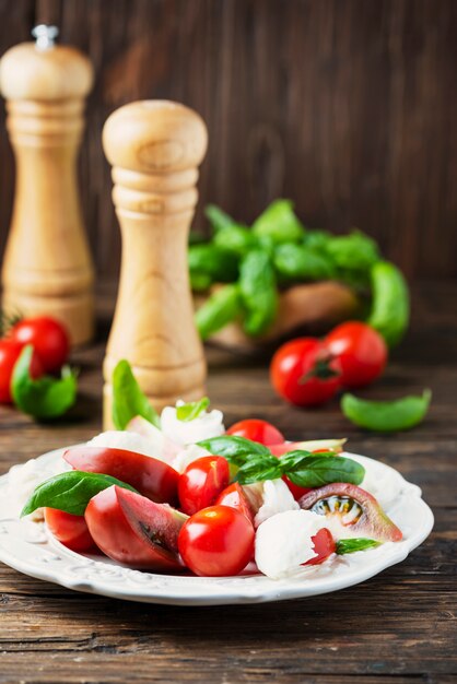 Insalata caprese italiana con pomodoro, basilico e mozzarella