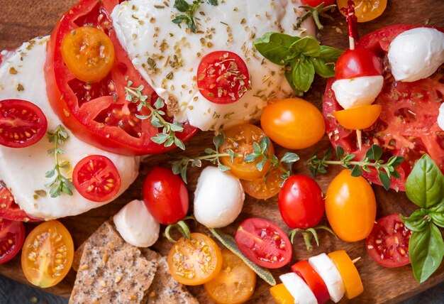 Insalata caprese pomodori con mozzarella e basilico Farina vegetale sana