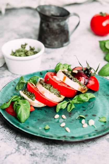 Insalata caprese Pomodori mozzarella basilico pesto salsa balsamica