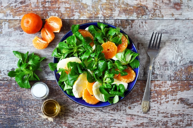 Insalata caprese sana con mandarino. Stile italiano.