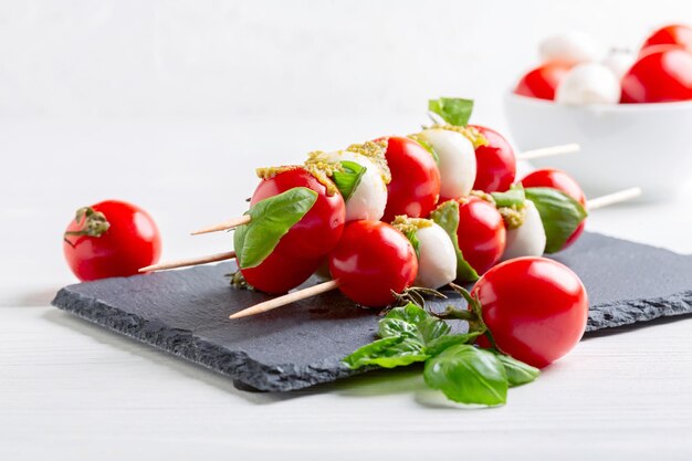 Insalata caprese su spiedini di legno