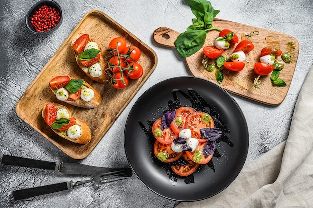 Insalata caprese, tartine di spiedini e bruschette con pomodorini, mozzarella e basilico