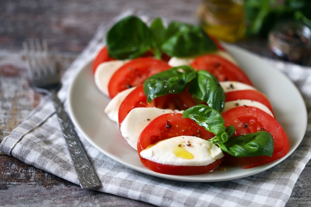 Insalata caprese tradizionale con mozzarella di pomodoro e basilico.