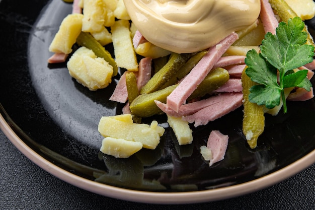 insalata cetriolino patate salsiccia maionese pronto da mangiare pasto spuntino sul tavolo copia spazio