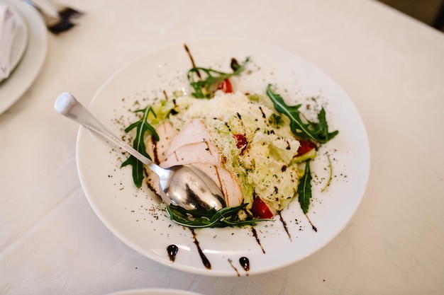 Insalata. Cibo. Tavola festiva con piatti. Piatto. Vista dall'alto.