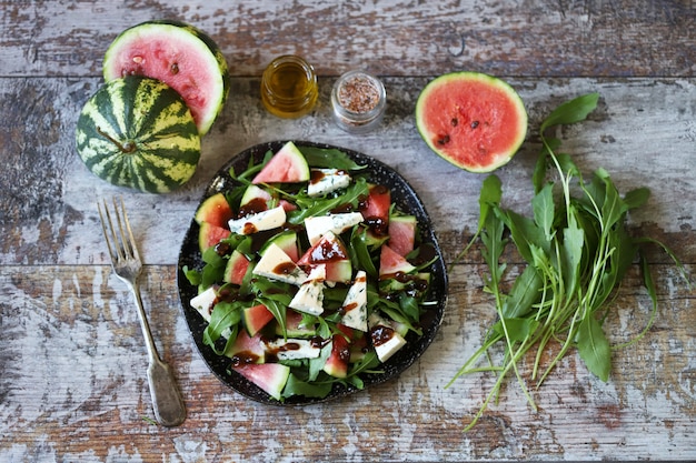 Insalata con anguria, rucola e formaggio bianco