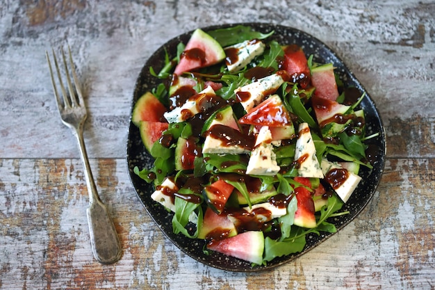 Insalata con anguria, rucola e formaggio bianco