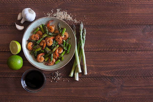 Insalata con asparagi e gamberi in zolla