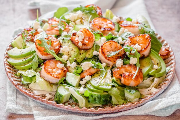 Insalata con avocado e gamberi