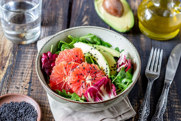 Insalata con avocado e pompelmo