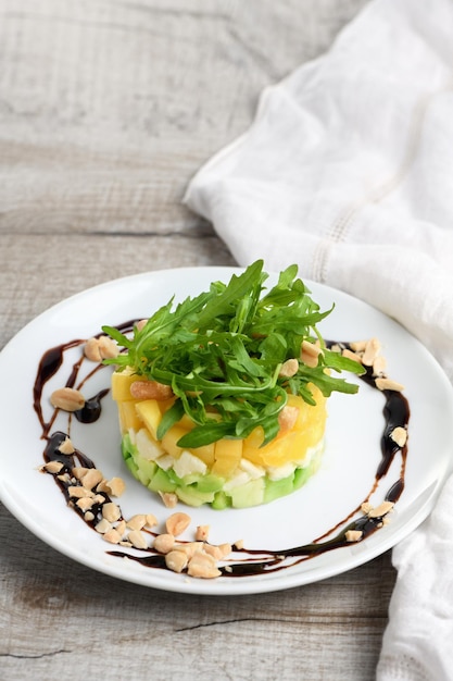 Insalata con avocado mango e mozzarella