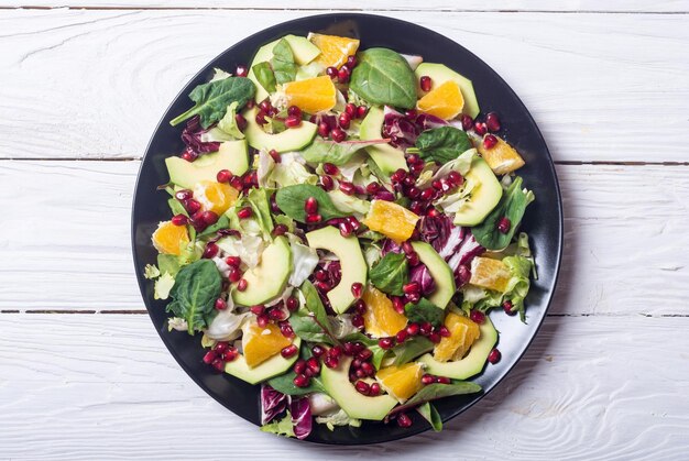 Insalata con avocado, spinaci, arancia e melograno