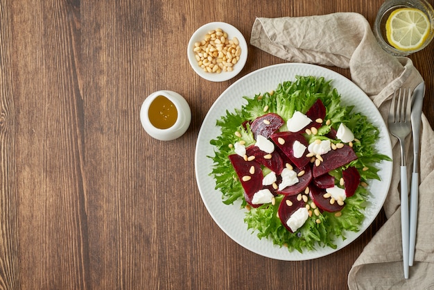 Insalata con barbabietola e formaggio