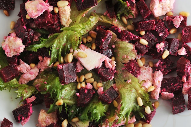 Insalata con barbabietole, feta, lattuga e pinoli