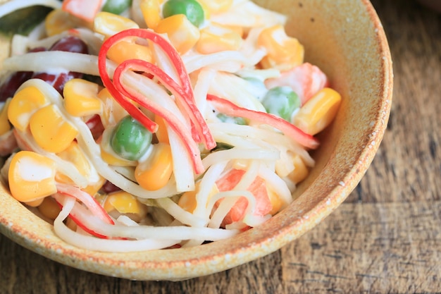 insalata con bastoncini di granchio