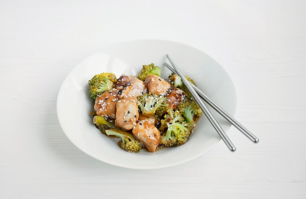 Insalata con broccoli e pollo