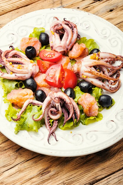 Insalata con calamari e frutti di mare