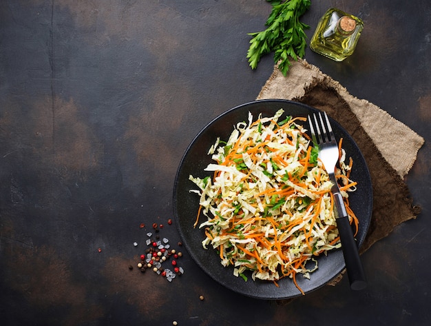 Insalata con cavolo cinese e carota