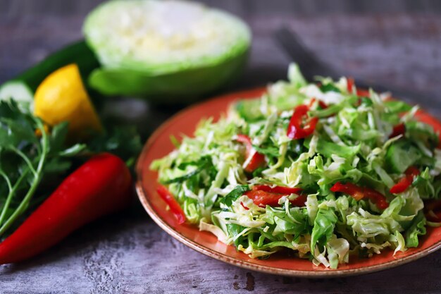 Insalata con cavolo fresco, erbe e cetriolo.