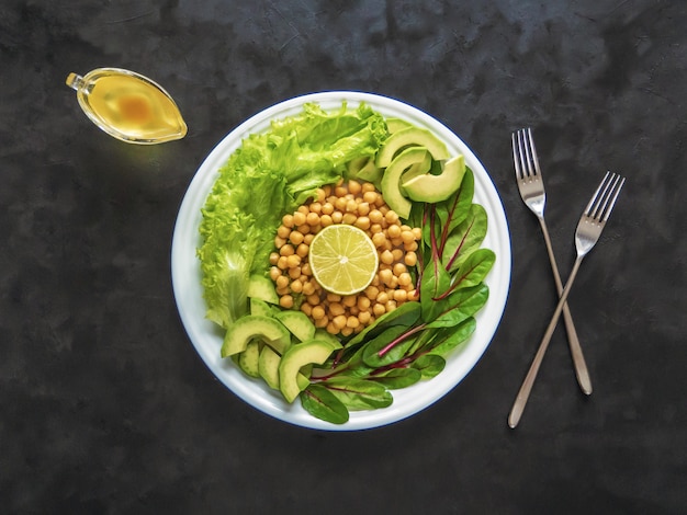 Insalata con ceci e avocado su un piatto. Vista dall'alto.