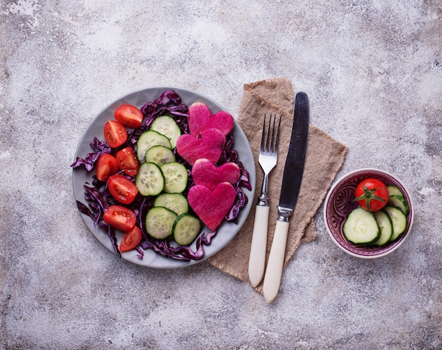 Insalata con cetriolo, pomodoro e cavolo rosso