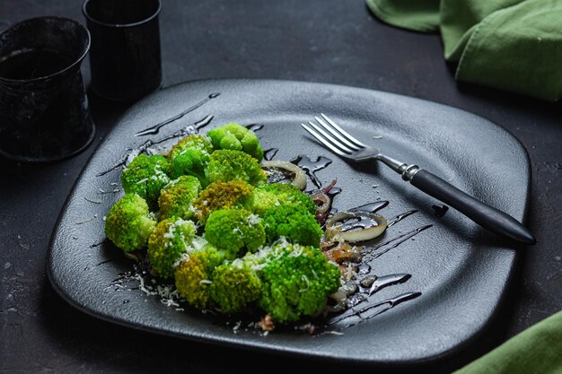 Insalata con cipolle di broccoli e noci