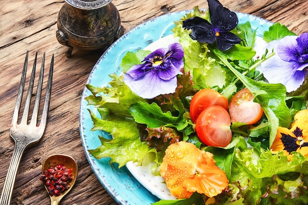 Insalata con erbe e fiori