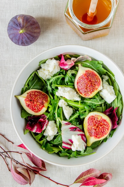 Insalata con fichi, formaggio e miele